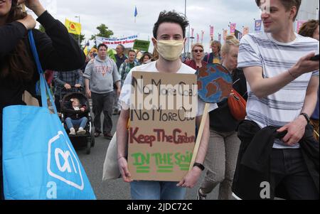 Des militants d'organisations et de partisans de l'environnement assistent à la Marche sur le climat de 19 juin 2022 à Rotterdam, aux pays-Bas. Les manifestants exigent de l'action Banque D'Images