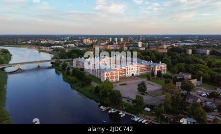Vue aérienne de Jelgava City Panorama Palais LLU en Lettonie, Zemgale. Le plus grand château de style baroque des pays baltes, sur la rive de la rivière Lielupe. Jelgava aérienne Banque D'Images