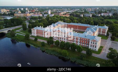 Vue aérienne de Jelgava City Panorama Palais LLU en Lettonie, Zemgale. Le plus grand château de style baroque des pays baltes, sur la rive de la rivière Lielupe. Jelgava aérienne Banque D'Images