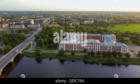 Vue aérienne de Jelgava City Panorama Palais LLU en Lettonie, Zemgale. Le plus grand château de style baroque des pays baltes, sur la rive de la rivière Lielupe. Jelgava aérienne Banque D'Images