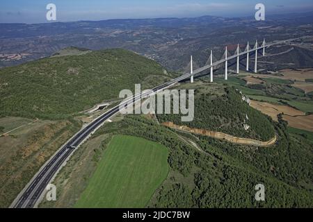 France, Aveyron (12), Vallée du Tarn à Millau avec le pont (photo aérienne) Banque D'Images