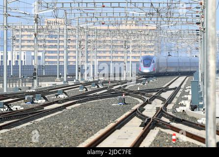 Pékin, Chine. 20th juin 2022. Le train G601 part de la gare de Beijing Fengtai à Pékin, capitale de la Chine, 20 juin 2022. Le plus grand centre ferroviaire de passagers d'Asie a été mis en service lundi à Pékin, alors qu'une reconstruction de quatre ans insuffle une nouvelle vie à la plus ancienne gare de la capitale chinoise. Avec une superficie brute de près de 400 000 mètres carrés, soit 56 terrains de football standard, la gare de Beijing Fengtai dispose de 32 voies ferrées et de 32 plates-formes et peut accueillir un maximum de 14 000 passagers par heure. Credit: Zhang Chenlin/Xinhua/Alay Live News Banque D'Images