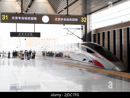 Pékin, Chine. 20th juin 2022. Le train G601 part de la gare de Beijing Fengtai à Pékin, capitale de la Chine, 20 juin 2022. Le plus grand centre ferroviaire de passagers d'Asie a été mis en service lundi à Pékin, alors qu'une reconstruction de quatre ans insuffle une nouvelle vie à la plus ancienne gare de la capitale chinoise. Avec une superficie brute de près de 400 000 mètres carrés, soit 56 terrains de football standard, la gare de Beijing Fengtai dispose de 32 voies ferrées et de 32 plates-formes et peut accueillir un maximum de 14 000 passagers par heure. Credit: Zhang Chenlin/Xinhua/Alay Live News Banque D'Images