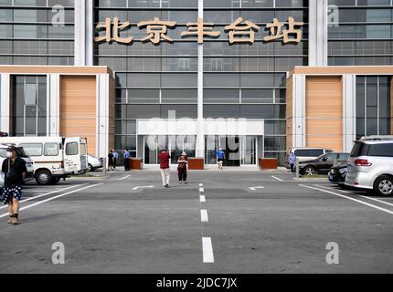 Pékin, Chine. 20th juin 2022. La gare de Beijing Fengtai est représentée à Pékin, capitale de la Chine, 20 juin 2022. Le plus grand centre ferroviaire de passagers d'Asie a été mis en service lundi à Pékin, alors qu'une reconstruction de quatre ans insuffle une nouvelle vie à la plus ancienne gare de la capitale chinoise. Avec une superficie brute de près de 400 000 mètres carrés, soit 56 terrains de football standard, la gare de Beijing Fengtai dispose de 32 voies ferrées et de 32 plates-formes et peut accueillir un maximum de 14 000 passagers par heure. Credit: Zhang Chenlin/Xinhua/Alay Live News Banque D'Images