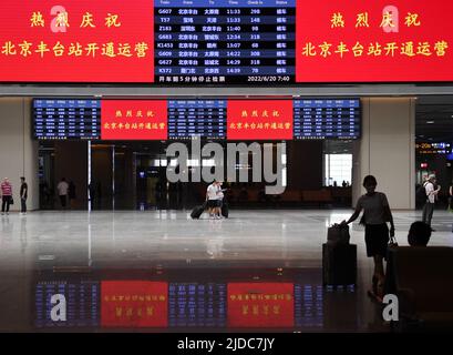 Pékin, Chine. 20th juin 2022. La salle d'attente de la gare ferroviaire de Beijing Fengtai est représentée à Pékin, capitale de la Chine, 20 juin 2022. Le plus grand centre ferroviaire de passagers d'Asie a été mis en service lundi à Pékin, alors qu'une reconstruction de quatre ans insuffle une nouvelle vie à la plus ancienne gare de la capitale chinoise. Avec une superficie brute de près de 400 000 mètres carrés, soit 56 terrains de football standard, la gare de Beijing Fengtai dispose de 32 voies ferrées et de 32 plates-formes et peut accueillir un maximum de 14 000 passagers par heure. Credit: Zhang Chenlin/Xinhua/Alay Live News Banque D'Images