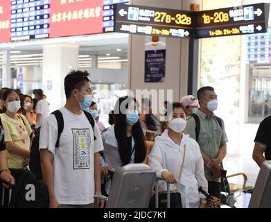 Pékin, Chine. 20th juin 2022. Les passagers attendent le train à la gare de Beijing Fengtai à Pékin, capitale de la Chine, 20 juin 2022. Le plus grand centre ferroviaire de passagers d'Asie a été mis en service lundi à Pékin, alors qu'une reconstruction de quatre ans insuffle une nouvelle vie à la plus ancienne gare de la capitale chinoise. Avec une superficie brute de près de 400 000 mètres carrés, soit 56 terrains de football standard, la gare de Beijing Fengtai dispose de 32 voies ferrées et de 32 plates-formes et peut accueillir un maximum de 14 000 passagers par heure. Credit: Zhang Chenlin/Xinhua/Alay Live News Banque D'Images