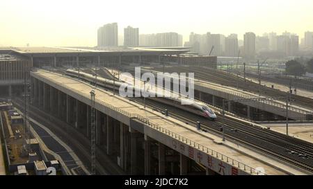 Pékin, Chine. 20th juin 2022. Le train G601 part de la gare de Beijing Fengtai à Pékin, capitale de la Chine, 20 juin 2022. Le plus grand centre ferroviaire de passagers d'Asie a été mis en service lundi à Pékin, alors qu'une reconstruction de quatre ans insuffle une nouvelle vie à la plus ancienne gare de la capitale chinoise. Avec une superficie brute de près de 400 000 mètres carrés, soit 56 terrains de football standard, la gare de Beijing Fengtai dispose de 32 voies ferrées et de 32 plates-formes et peut accueillir un maximum de 14 000 passagers par heure. Credit: Hao Yuanzheng/Xinhua/Alamy Live News Banque D'Images