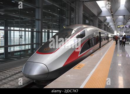 Pékin, Chine. 20th juin 2022. Le train G601 est vu à la gare de Beijing Fengtai à Pékin, capitale de la Chine, 20 juin 2022. Le plus grand centre ferroviaire de passagers d'Asie a été mis en service lundi à Pékin, alors qu'une reconstruction de quatre ans insuffle une nouvelle vie à la plus ancienne gare de la capitale chinoise. Avec une superficie brute de près de 400 000 mètres carrés, soit 56 terrains de football standard, la gare de Beijing Fengtai dispose de 32 voies ferrées et de 32 plates-formes et peut accueillir un maximum de 14 000 passagers par heure. Credit: Zhang Chenlin/Xinhua/Alay Live News Banque D'Images