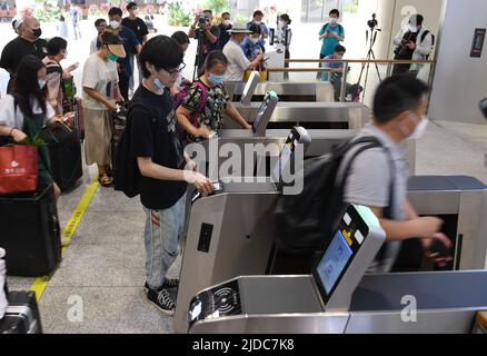 Pékin, Chine. 20th juin 2022. Les passagers entrent dans la gare de Pékin Fengtai, capitale de la Chine, 20 juin 2022. Le plus grand centre ferroviaire de passagers d'Asie a été mis en service lundi à Pékin, alors qu'une reconstruction de quatre ans insuffle une nouvelle vie à la plus ancienne gare de la capitale chinoise. Avec une superficie brute de près de 400 000 mètres carrés, soit 56 terrains de football standard, la gare de Beijing Fengtai dispose de 32 voies ferrées et de 32 plates-formes et peut accueillir un maximum de 14 000 passagers par heure. Credit: Zhang Chenlin/Xinhua/Alay Live News Banque D'Images