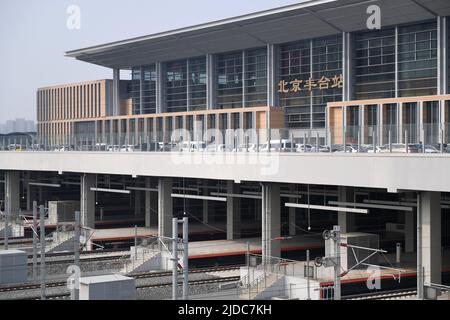 Pékin, Chine. 20th juin 2022. La gare de Beijing Fengtai est représentée à Pékin, capitale de la Chine, 20 juin 2022. Le plus grand centre ferroviaire de passagers d'Asie a été mis en service lundi à Pékin, alors qu'une reconstruction de quatre ans insuffle une nouvelle vie à la plus ancienne gare de la capitale chinoise. Avec une superficie brute de près de 400 000 mètres carrés, soit 56 terrains de football standard, la gare de Beijing Fengtai dispose de 32 voies ferrées et de 32 plates-formes et peut accueillir un maximum de 14 000 passagers par heure. Credit: Zhang Chenlin/Xinhua/Alay Live News Banque D'Images