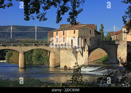 France, Aveyron Millau, ville de la vallée du Tarn, la vieille ville, le vieux pont et le viaduc Banque D'Images