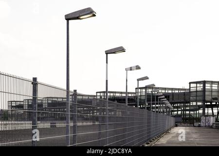 Bâtiments de la gare Südkreuz. Accès de la voie piétonne du parc vert Nord-Sud de Berlin à la gare, Berlin, Allemagne, 2.5.22 Banque D'Images