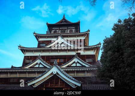 Château de Carp noir à Hiroshima, Japon Banque D'Images