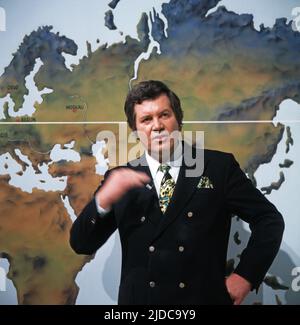 Drei mal Neun, ZDF Quizshow, Deutschland, 1971, im Bild: Showmaster Wim Thoelke. Drei mal Neun, série de quiz TV, Allemagne, 1971, sur la photo: Présentateur Wim Thoelke. Banque D'Images