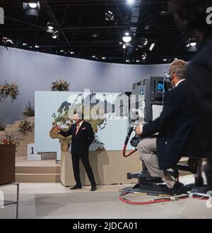 Drei mal Neun, ZDF Quizshow, Deutschland, 1971, im Bild: Showmaster Wim Thoelke vor der ZDF Kamera. Drei mal Neun, série de quiz TV, Allemagne, 1971, devant la caméra ZDF: Showmaster Wim Thoelke Banque D'Images