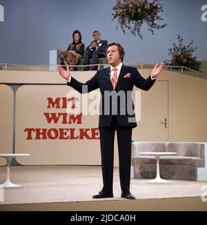 Drei mal Neun, ZDF Quizshow, Deutschland, 1971, Showmaster Wim Thoelke. Drei mal Neun, série de quiz TV, Allemagne, 1971, présentateur Wim Thoelke Banque D'Images