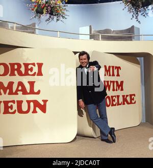 Drei mal Neun, ZDF Quizshow, Deutschland, 1971, Showmaster Wim Thoelke. Drei mal Neun, série de quiz TV, Allemagne, 1971, présentateur Wim Thoelke Banque D'Images