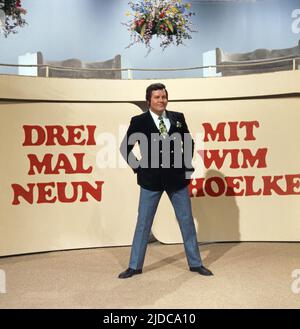 Drei mal Neun, ZDF Quizshow, Deutschland, 1971, Showmaster Wim Thoelke. Drei mal Neun, série de quiz TV, Allemagne, 1971, présentateur Wim Thoelke Banque D'Images