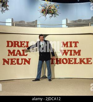 Drei mal Neun, ZDF Quizshow, Deutschland, 1971, Showmaster Wim Thoelke. Drei mal Neun, série de quiz TV, Allemagne, 1971, présentateur Wim Thoelke Banque D'Images