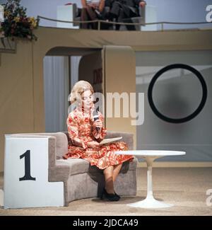 Drei mal Neun, ZDF Quizshow, Deutschland, 1971, im Bild: Showgast Heidi Kabel. Drei mal Neun, série de quiz TV, Allemagne, 1971, sur la photo: Invité de spectacle Heidi Kabel Banque D'Images