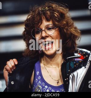 Maggie Mae, deutsche Schlagersängerin, singt BEI einem Auftritt in der ZDF Hitparade in Berlin ihren Song 'Rock'n'Roll Cowboy', Deutschland 1981. Banque D'Images