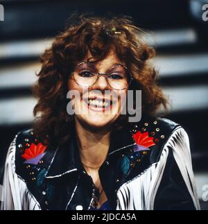 Maggie Mae, deutsche Schlagersängerin, singt BEI einem Auftritt in der ZDF Hitparade in Berlin ihren Song 'Rock'n'Roll Cowboy', Deutschland 1981. Banque D'Images