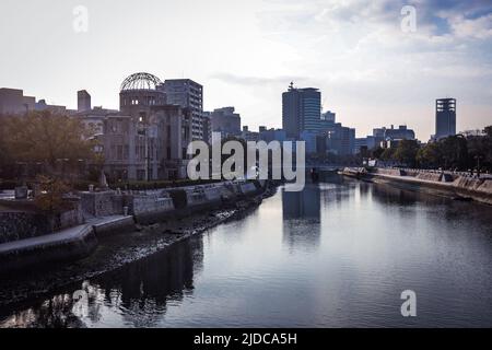 Hiroshima, Japon - 09 janvier 2020 : vue panoramique sur la ville d'Hiroshima en soirée Banque D'Images