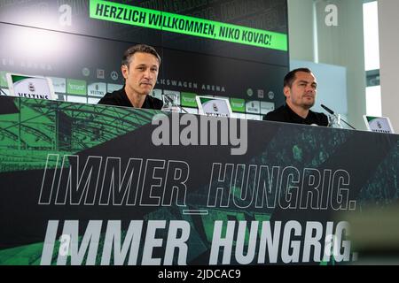 20 juin 2022, Basse-Saxe, Wolfsburg: Football: Bundesliga, VfL Wolfsburg conférence de presse pour présenter le nouvel entraîneur. Niko Kovac (l), entraîneur de Wolfsburg, et Marcel Schäfer, directeur sportif de Wolfsburg, sont assis dans la salle de presse. Photo: Swen Pförtner/dpa Banque D'Images