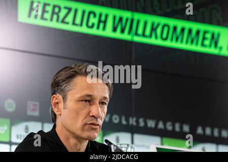 20 juin 2022, Basse-Saxe, Wolfsburg: Football: Bundesliga, VfL Wolfsburg conférence de presse pour présenter un nouvel entraîneur. Niko Kovac, entraîneur de Wolfsburg, parle. Photo: Swen Pförtner/dpa Banque D'Images