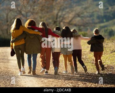 Jeunes enfants adolescents vont de l'avant en automne Banque D'Images