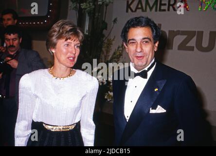 Opernsänger Placido Domingo BEI der Verleihung der Goldenen Kamera à Berlin, Allemagne 1986. Banque D'Images