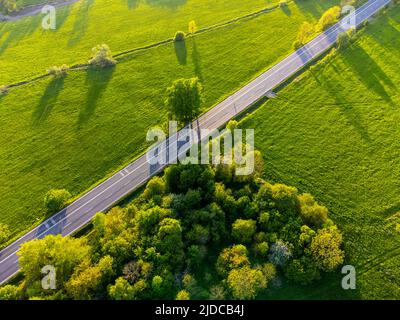 Continuez tout droit sur la route asphaltée Banque D'Images