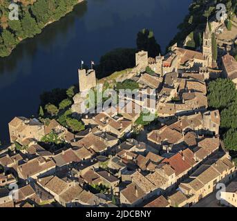 France, Gard, Aiguèze, le village est perché sur une falaise surplombant l'Ardèche, il est classé "les plus beaux villages de France (photo aérienne) Banque D'Images