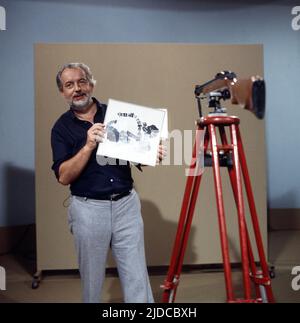 Le Professeur Hoimar von Ditfurth erläutert Kalibrierung einer Waffe in der Folge 'Unsterblichten wird nicht geboten' aus der ZDF-Reihe 'Querschnitz', Deutschland 1975. Banque D'Images