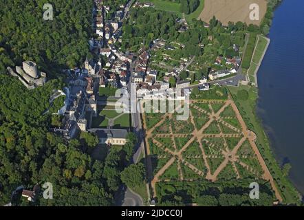 France, Val-d'Oise ville de la Roche-Guyon célèbre pour son château, ville classée 'les plus beaux villages de France', (vue aérienne), Banque D'Images