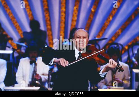 Helmut Zacharias, deutscher Geiger und Komponist, hier BEI einem TV Auftritt, Deutschland, 1990. Helmut Zacharias, violoniste et compositeur allemand, représentation télévisée, Allemagne, 1990. Banque D'Images