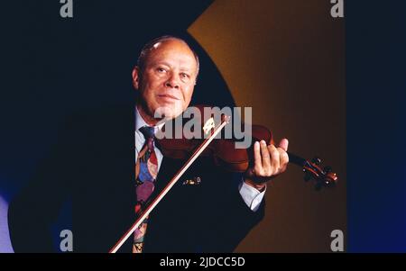 Helmut Zacharias, deutscher Geiger und Komponist, hier BEI einem TV Auftritt, Deutschland, 1988. Helmut Zacharias, violoniste et compositeur allemand, représentation télévisée, Allemagne, 1988. Banque D'Images