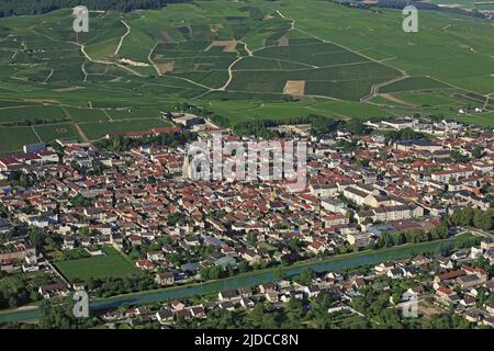 France, Marne, Ay village de Champagne vignoble, vin de Champagne repte, il est situé sur les rives du canal de la Marne, se penche au pied du plateau de la montagne de Reims (photo aérienne) Banque D'Images