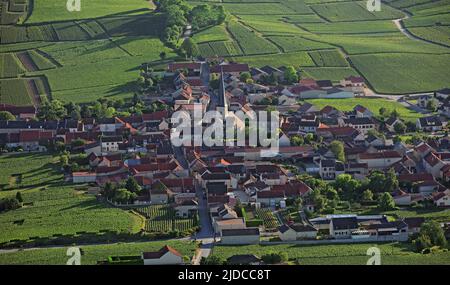 France, Marne, Chamery village de Champagne vignoble, il est incliné contre le plateau de la montagne de Reims, sur la route des vins (photo aérienne) Banque D'Images