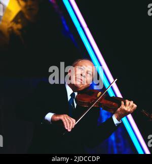 Helmut Zacharias, deutscher Geiger und Komponist, hier BEI einem TV Auftritt, Deutschland, 1985. Helmut Zacharias, violoniste et compositeur allemand, représentation télévisée, Allemagne, 1985. Banque D'Images