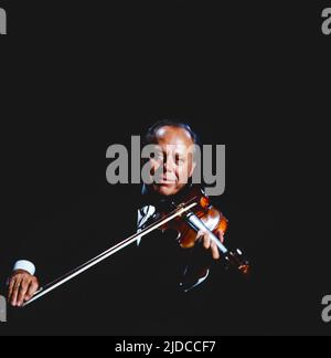 Helmut Zacharias, deutscher Geiger und Komponist, hier BEI einem TV Auftritt, Deutschland, 1984. Helmut Zacharias, violoniste et compositeur allemand, représentation télévisée, Allemagne, 1984. Banque D'Images