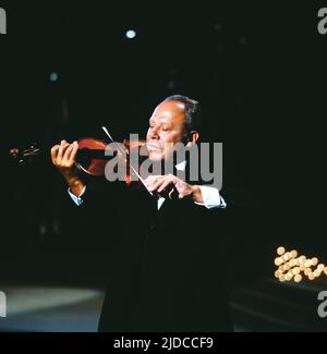 Helmut Zacharias, deutscher Geiger und Komponist, hier BEI einem TV Auftritt, Deutschland, 1984. Helmut Zacharias, violoniste et compositeur allemand, représentation télévisée, Allemagne, 1984. Banque D'Images