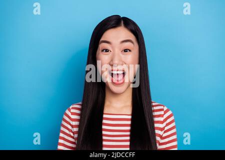 Portrait de la personne vietnamienne surjoyée impressionnée ouverture bouche ne peut pas croire isolé sur fond bleu de couleur Banque D'Images