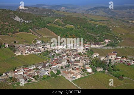 France, Saône-et-Loire Solutré-Pouilly, village et Roche de Solutré, vue aérienne Banque D'Images