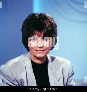 Beate Wedeking, deutsche Journalistin, Autorin, hier als Gast in der ZDF-Sendung: Klassentreffen, Erinnerungen an die Schulzeit, Deutschland, 1992. Beate Wedeking, journaliste allemand, auteur, ici comme invité dans le ZDF Talk show: Klassentreffen, souvenirs des années scolaires, Allemagne, 1992. Banque D'Images