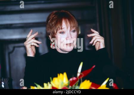 Shirley MacLaine, amerikanische Sauspielerin, Tänzerin und Sängerin, hier BEI einer Pressekonferenz à Wien, Österreich, 1995. Shirley MacLaine, actrice, chanteuse et danseuse américaine, ici à une conférence de presse à Vienne, Autriche, 1995. Banque D'Images