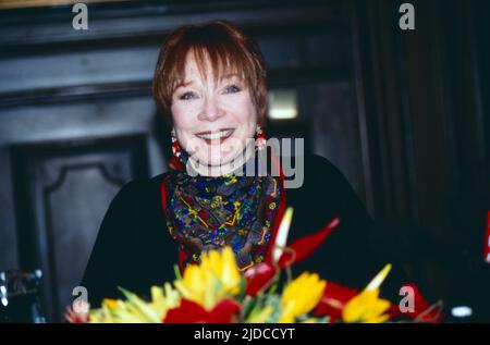 Shirley MacLaine, amerikanische Sauspielerin, Tänzerin und Sängerin, hier BEI einer Pressekonferenz à Wien, Österreich, 1995. Shirley MacLaine, actrice, chanteuse et danseuse américaine, ici à une conférence de presse à Vienne, Autriche, 1995. Banque D'Images
