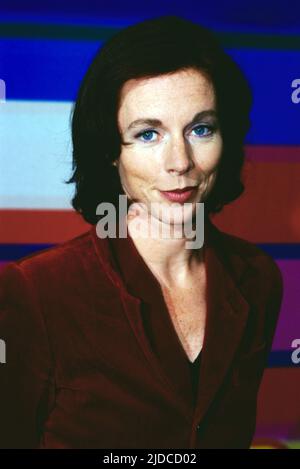 Karen Web, geboren à Londres, Royaume-Uni, deutsche Fernsehmoderatorin, hier als SAT 1-Moderatorin der Sendung: 17:30 Live aus Bayern, Portrait, Deutschland, 1998. Karen Webb, née à Londres, Royaume-Uni, présentateur TV allemand, ici en tant que modérateur SAT 1, Allemagne, 1998. Banque D'Images