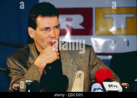 Henry Maske, ehemaliger deutscher Boxer, genannt: Der gentleman, Europameister im Mittelgewicht 1985 in Budapest und Turin, Olympiasieger im Mittelgewicht 1988 in Seoul, Profi-Weltmeister im Halbschwergewicht 1989 in Moskau, BEI der RTL Presseferenz, Henry den Maske für film: 1995. Henry Maske, ancien boxeur allemand, a appelé: Le gentleman, champion d'Europe des poids moyens 1985 à Budapest et Turin, champion olympique des poids moyens 1988 à Séoul, champion professionnel mondial des poids lourds légers 1989 à Moscou, ici à la conférence de presse pour le film RTL: Henry ohne Maske, Ger Banque D'Images