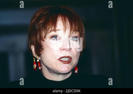 Shirley MacLaine, amerikanische Sauspielerin, Tänzerin und Sängerin, hier BEI einer Pressekonferenz à Wien, Österreich, 1995. Shirley MacLaine, actrice, chanteuse et danseuse américaine, ici à une conférence de presse à Vienne, Autriche, 1995. Banque D'Images
